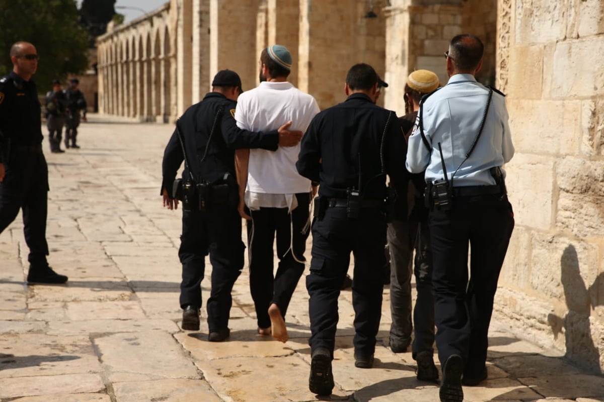 מעצר יהודים בחשד להשתחוויה ותפילה