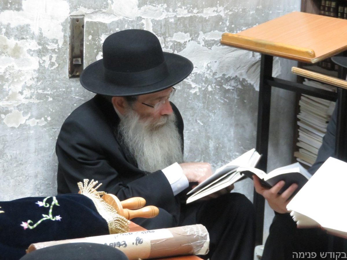 אמירת הקינות בבית מרן הרב שטיינמן זצ"ל