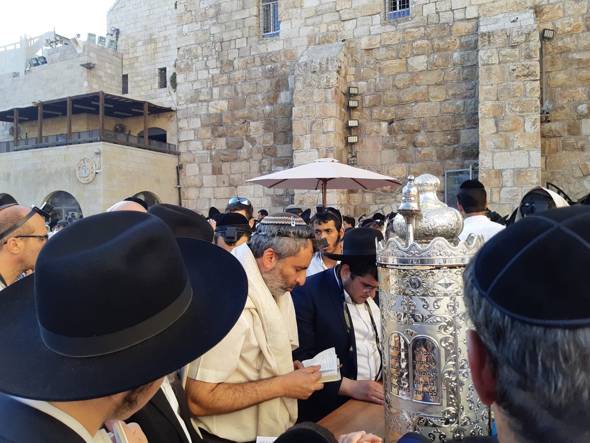 אלקין סגר מעגל והניח שוב תפילין בט' באב