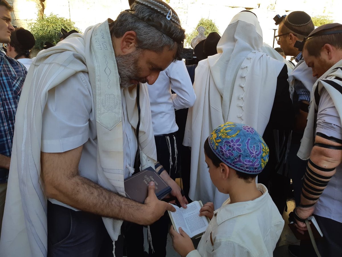 אלקין סגר מעגל והניח שוב תפילין בט' באב