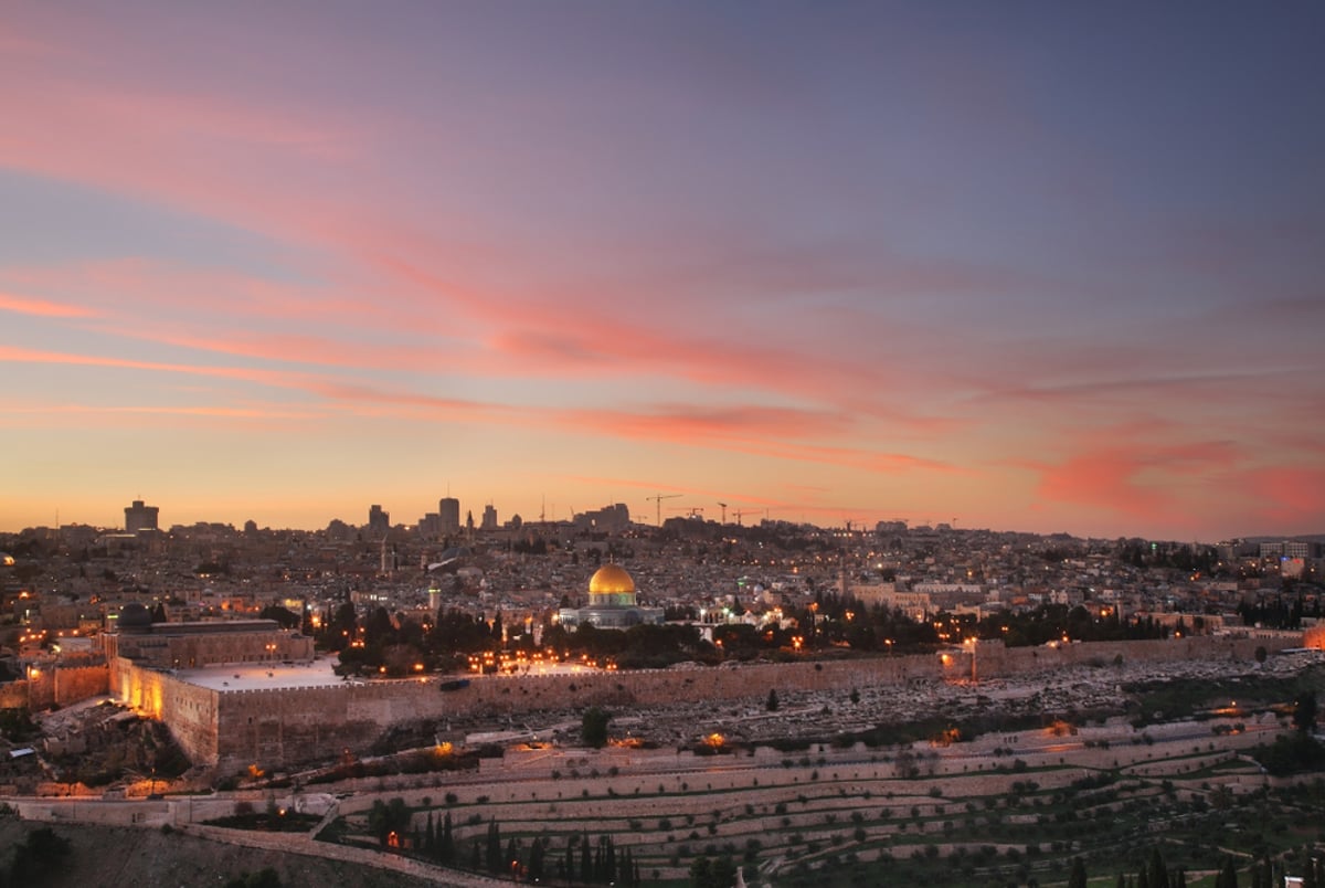 בתולותיה נוגות והיא מר לה // נחמה פריליך