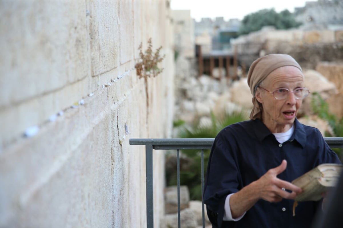 ניצלה מנפילת האבן בכותל ומשחזרת: "ב - 05:46 היה בום"