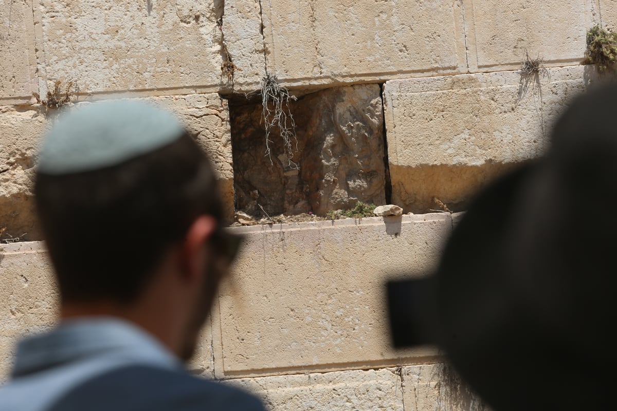 נפילת הסלע הענק בכותל: מתפללת ניצלה