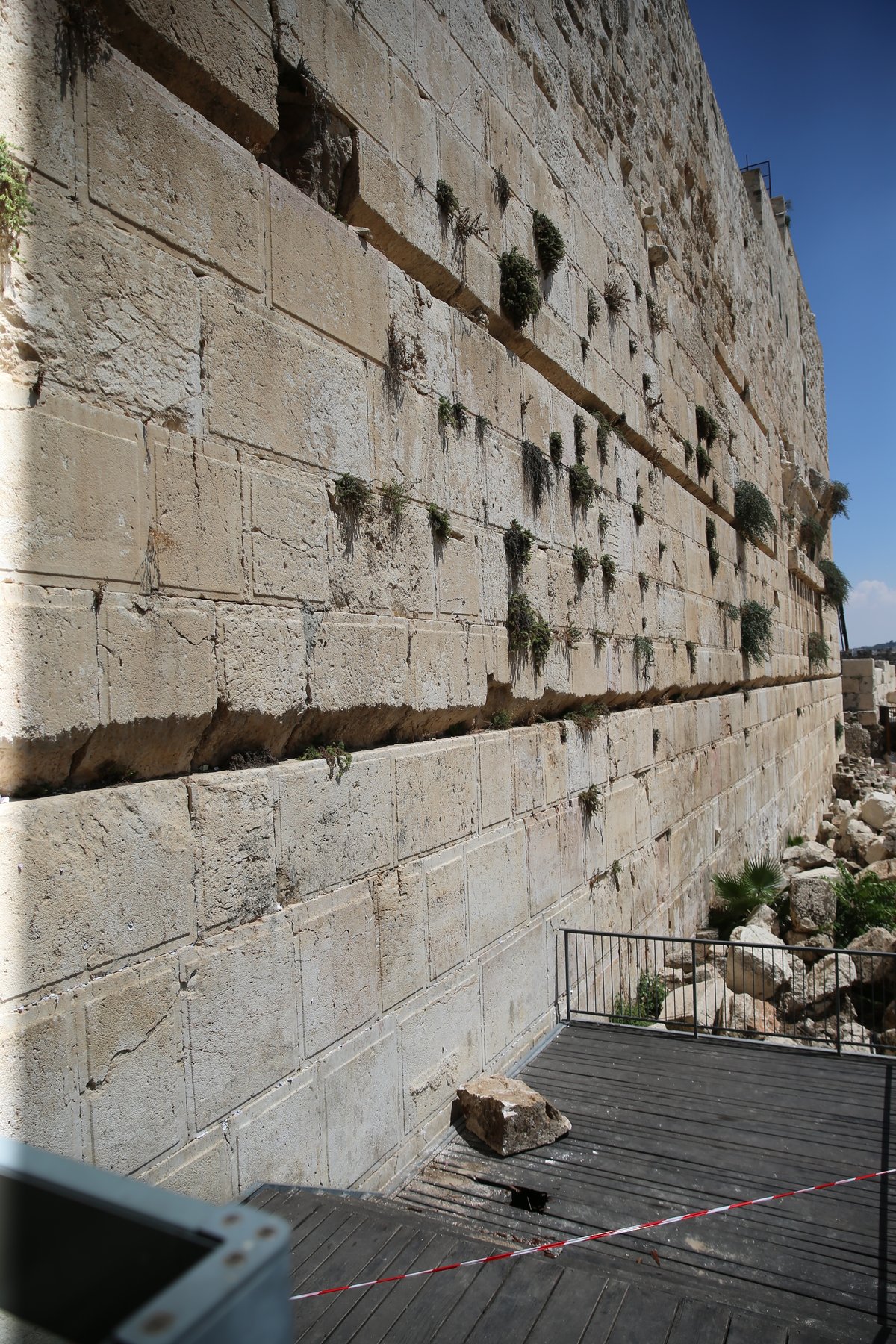 נפילת הסלע הענק בכותל: מתפללת ניצלה