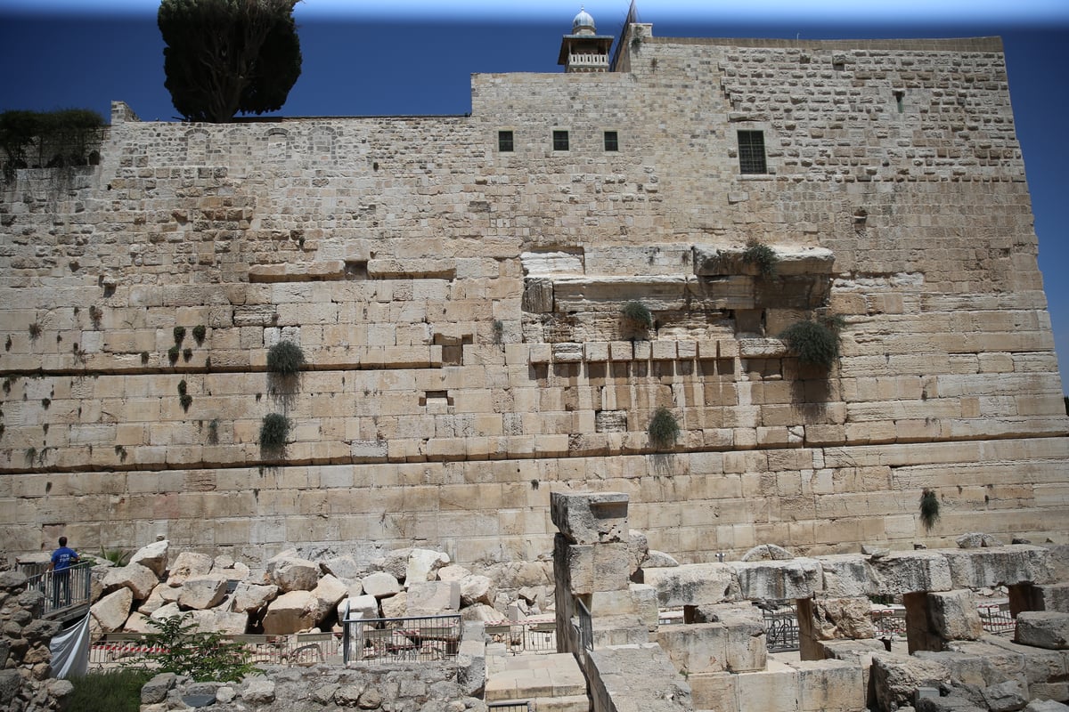 נפילת הסלע הענק בכותל: מתפללת ניצלה