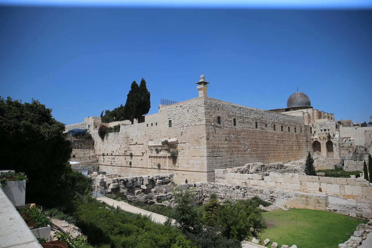 נפילת הסלע הענק בכותל: מתפללת ניצלה