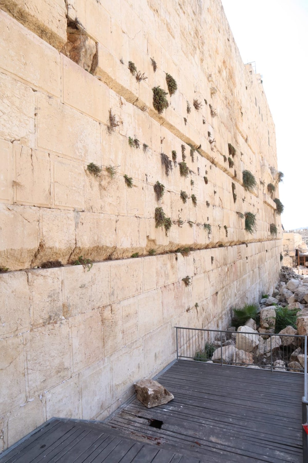 חריג ונדיר: אבן נפלה מהכותל המערבי • צפו