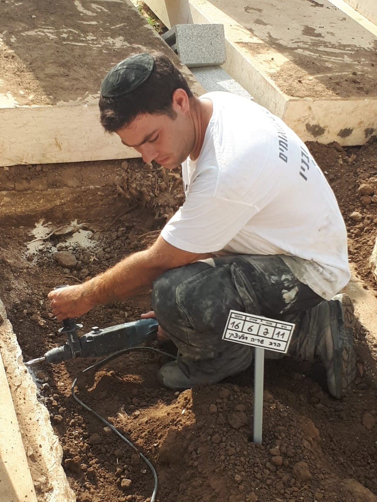 יציקת הבטון על קברו של המקובל מבני ברק • צפו