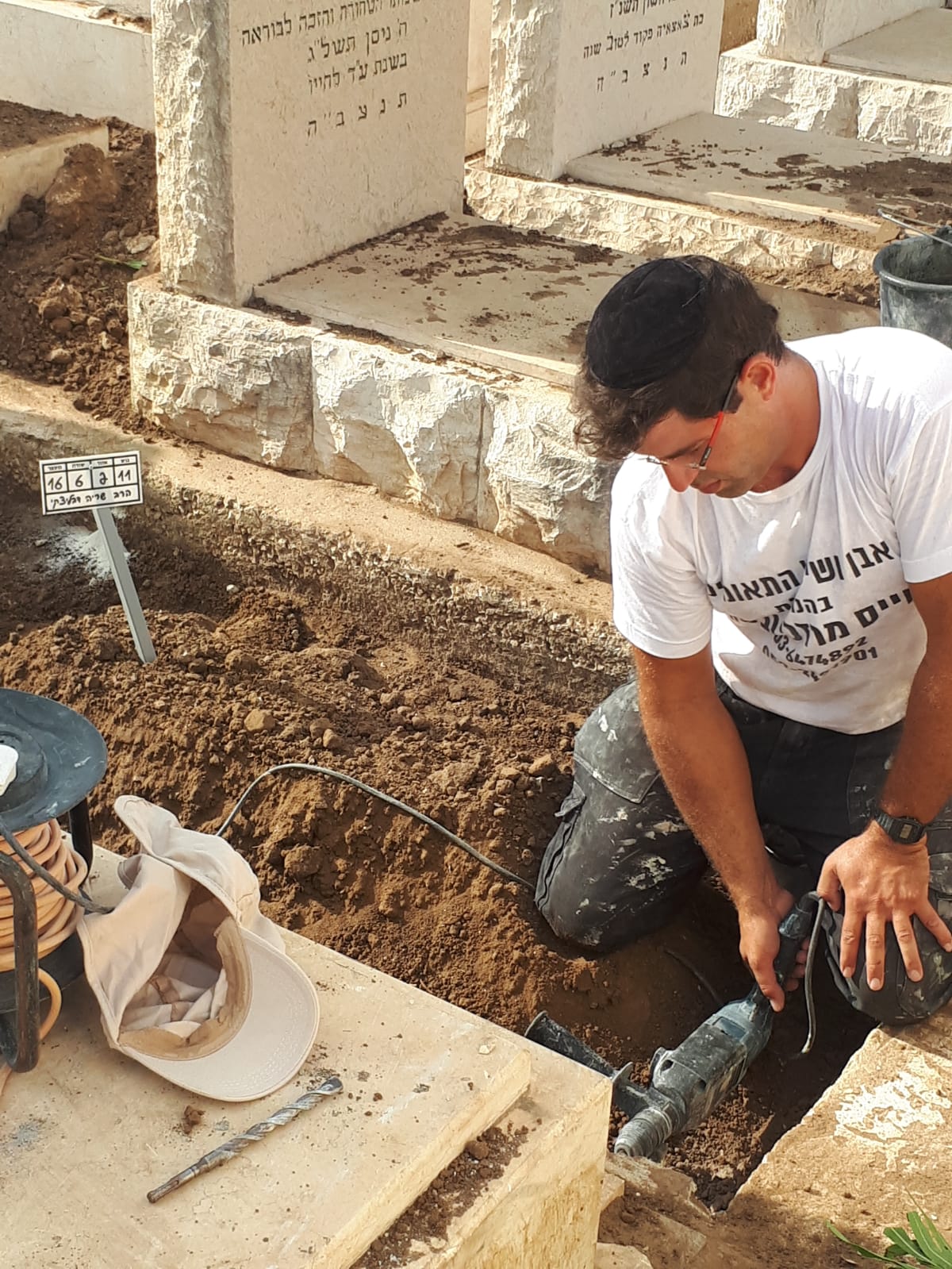 יציקת הבטון על קברו של המקובל מבני ברק • צפו