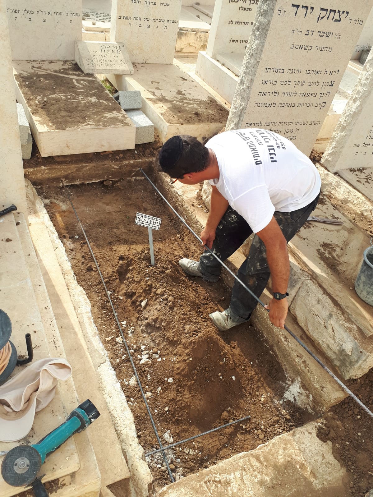 יציקת הבטון על קברו של המקובל מבני ברק • צפו