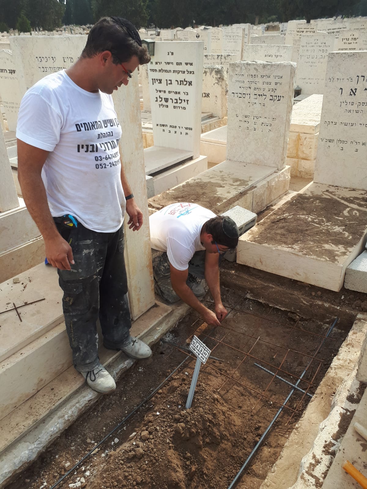 יציקת הבטון על קברו של המקובל מבני ברק • צפו