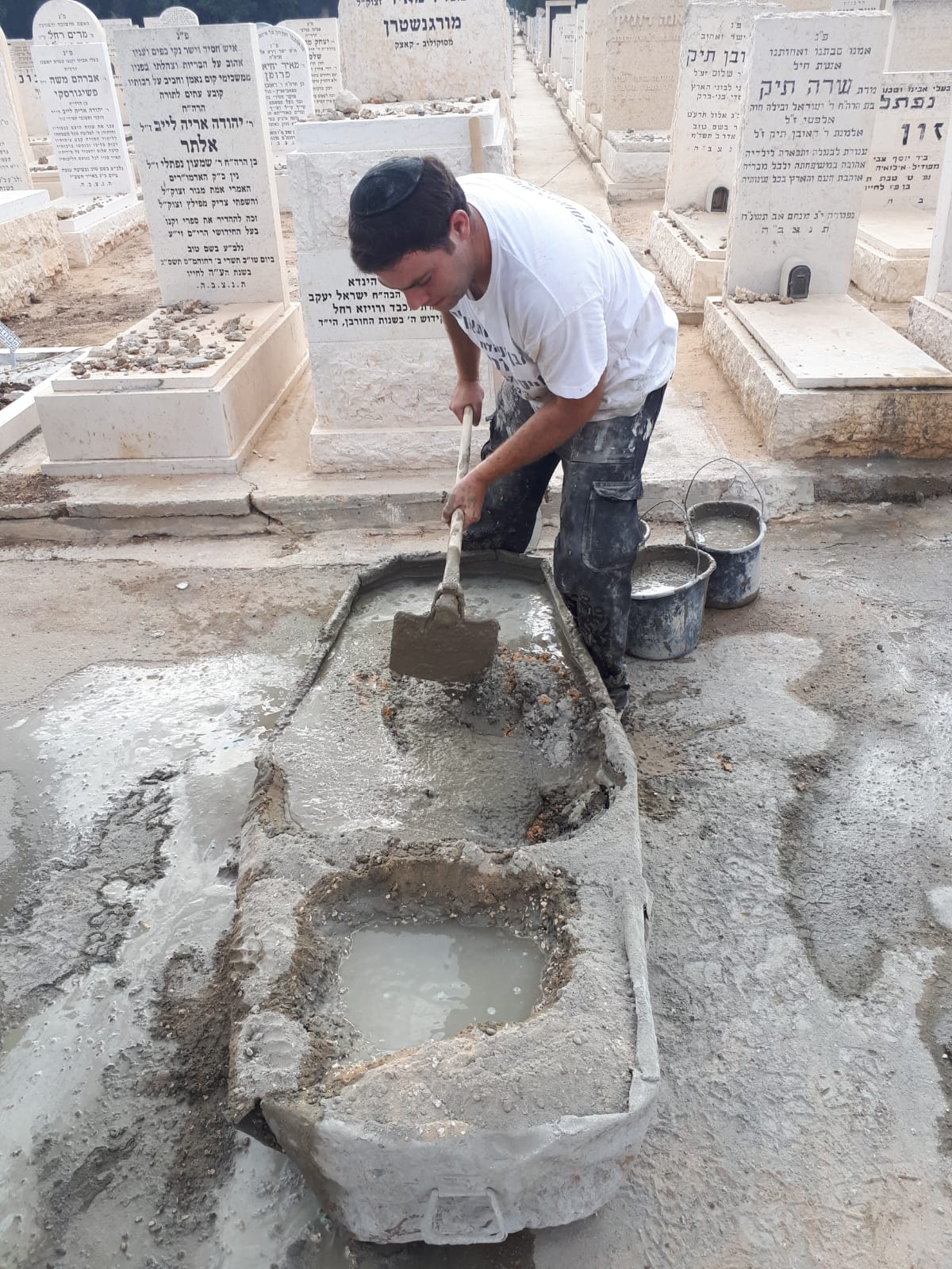 יציקת הבטון על קברו של המקובל מבני ברק • צפו