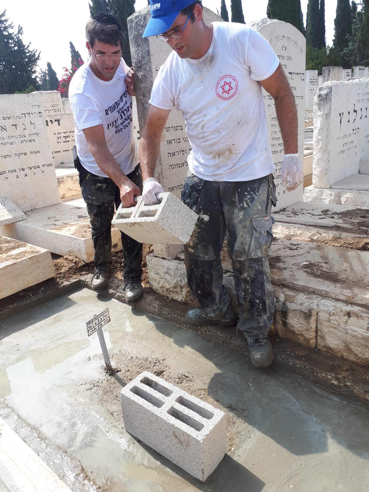 יציקת הבטון על קברו של המקובל מבני ברק • צפו