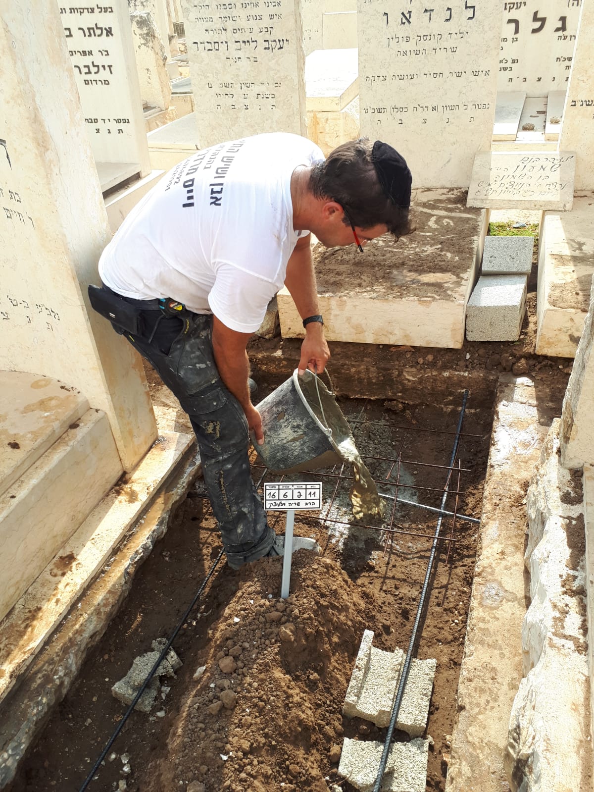 יציקת הבטון על קברו של המקובל מבני ברק • צפו