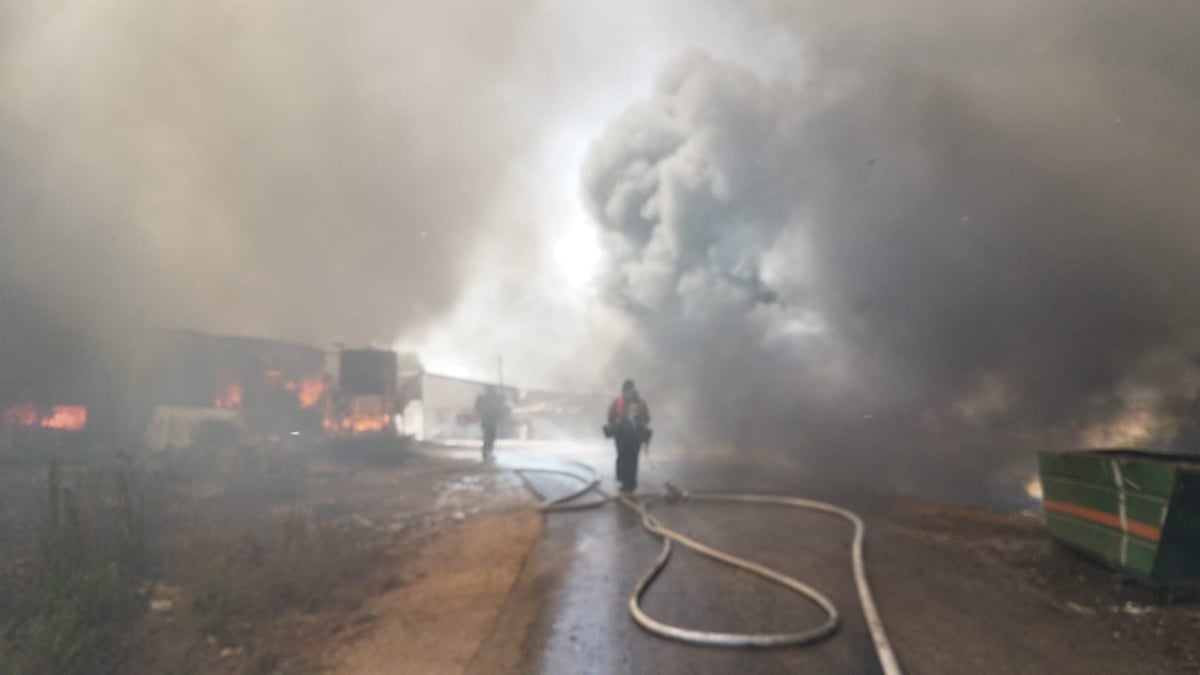 "קרינת חום אדירה": דליקת ענק סמוך לגבעת זאב