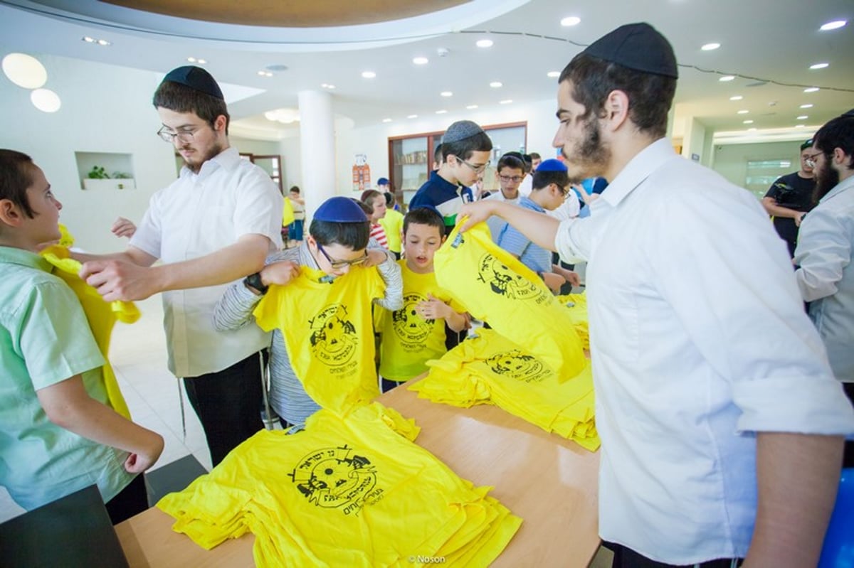 רוסיה: אלפי ילדים חוגגים במחנות הקיץ. צפו