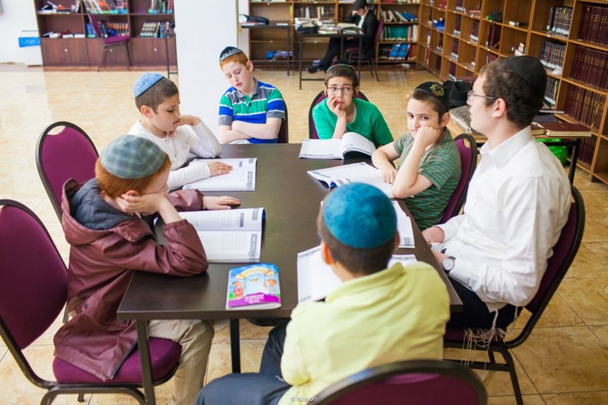 רוסיה: אלפי ילדים חוגגים במחנות הקיץ. צפו