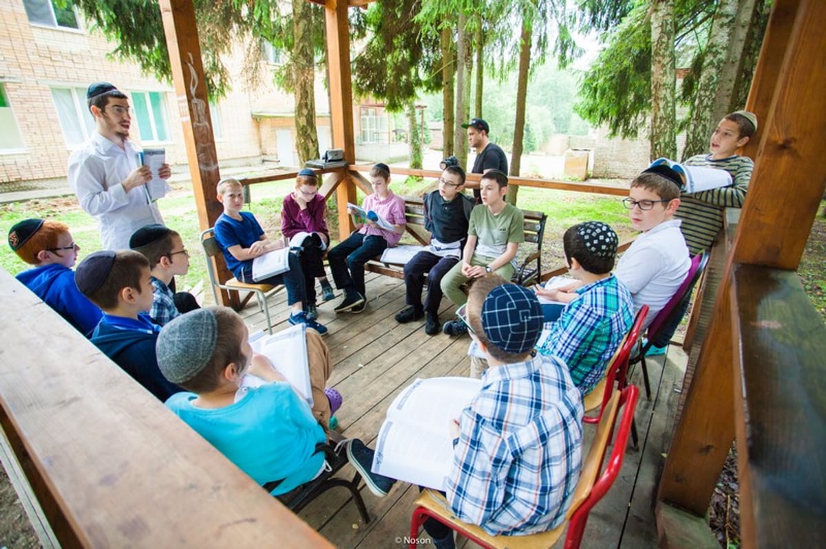 רוסיה: אלפי ילדים חוגגים במחנות הקיץ. צפו