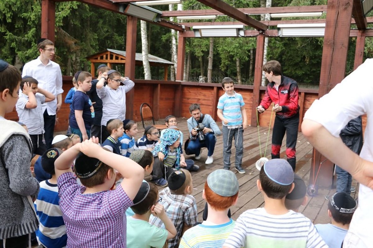 רוסיה: אלפי ילדים חוגגים במחנות הקיץ. צפו