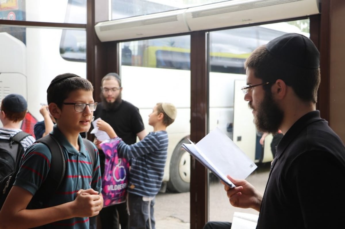 רוסיה: אלפי ילדים חוגגים במחנות הקיץ. צפו