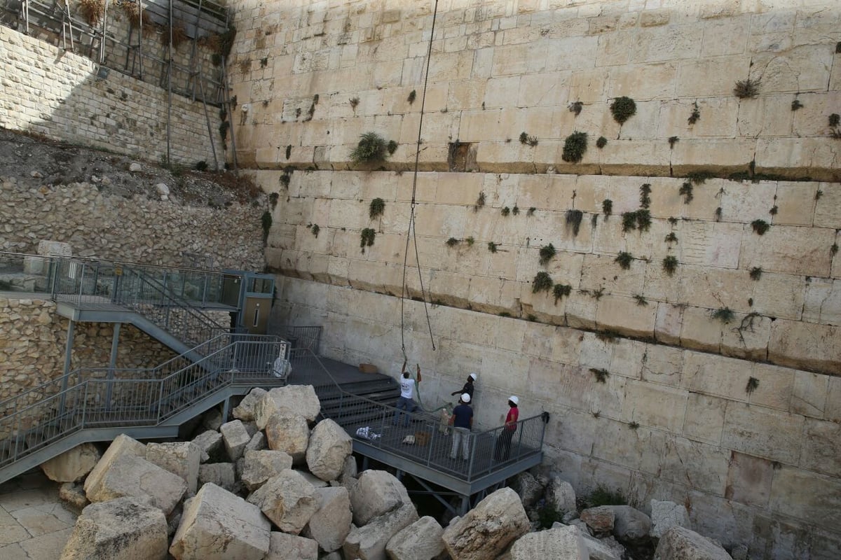 האבן שנפלה מהכותל - פונתה במנוף • צפו