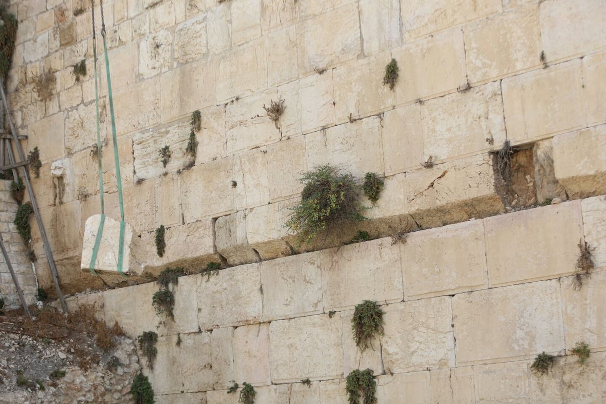 האבן שנפלה מהכותל - פונתה במנוף • צפו