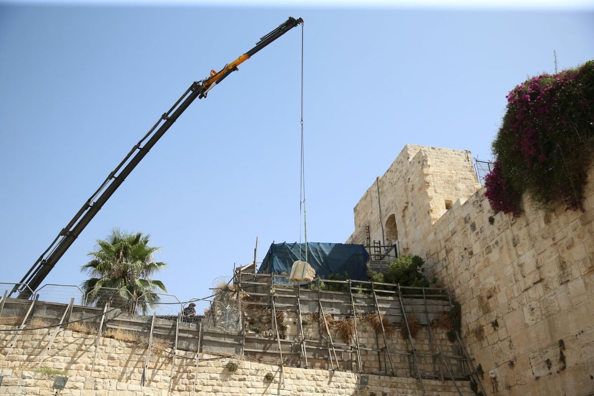 האבן שנפלה מהכותל - פונתה במנוף • צפו