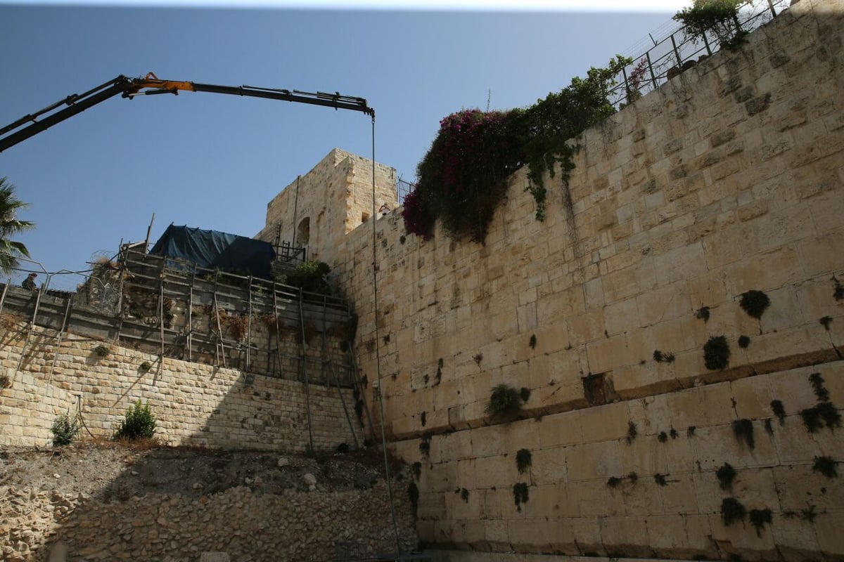 האבן שנפלה מהכותל - פונתה במנוף • צפו