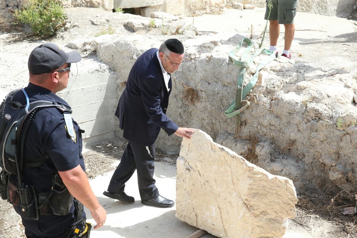 האבן שנפלה מהכותל - פונתה במנוף • צפו