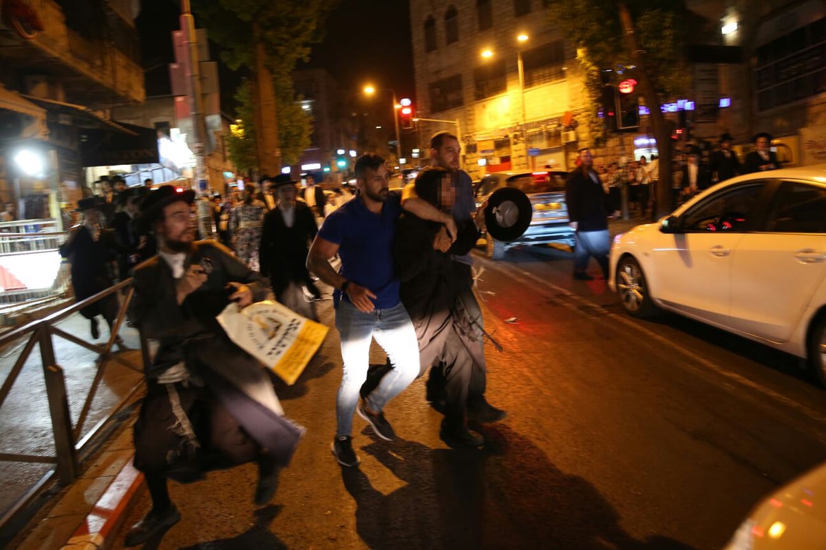 שוב: בלשי המשטרה עצרו בחור חרדי • תיעוד