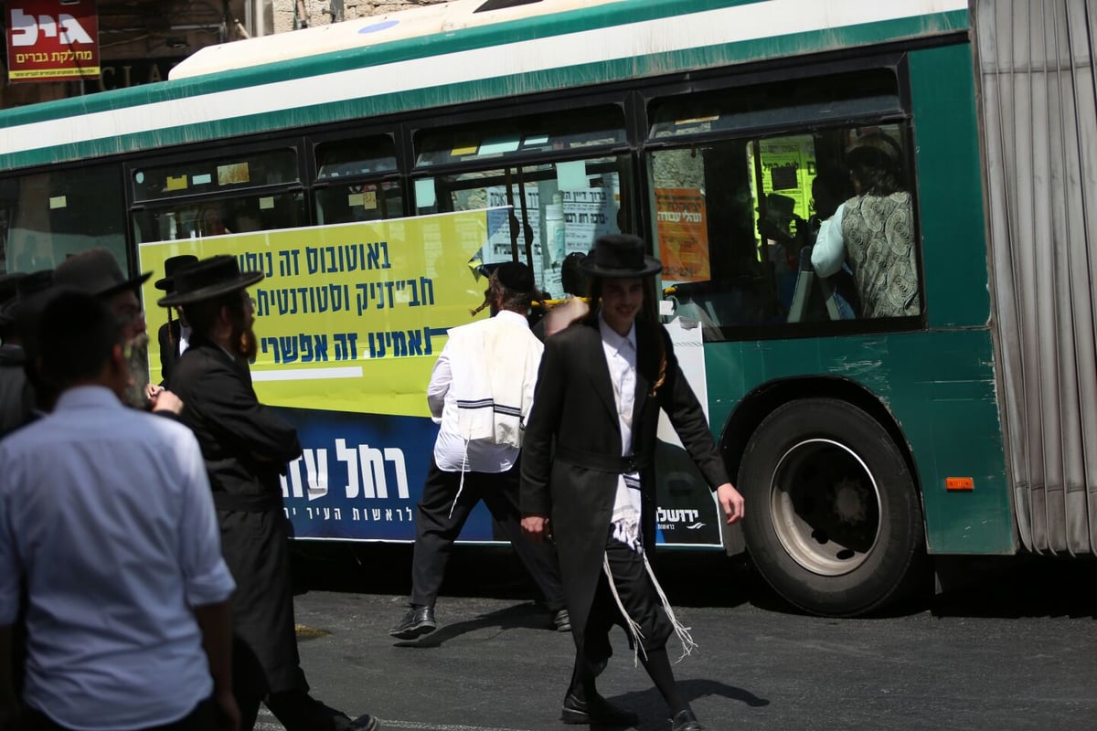 ה'סמויים' עצרו צעיר נוסף שתלש את שלטי עזריה מאוטובוס