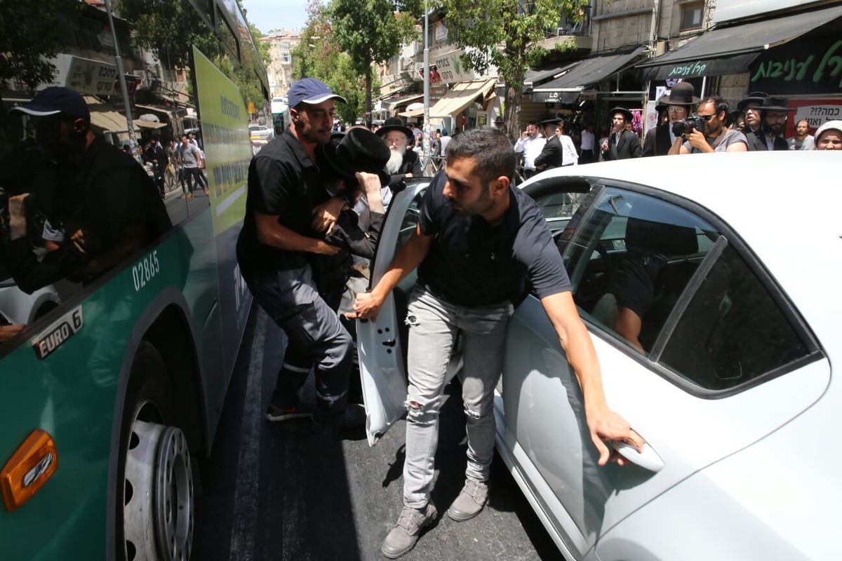 ה'סמויים' עצרו צעיר נוסף שתלש את שלטי עזריה מאוטובוס