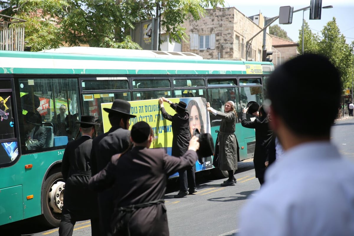 ה'סמויים' עצרו צעיר נוסף שתלש את שלטי עזריה מאוטובוס