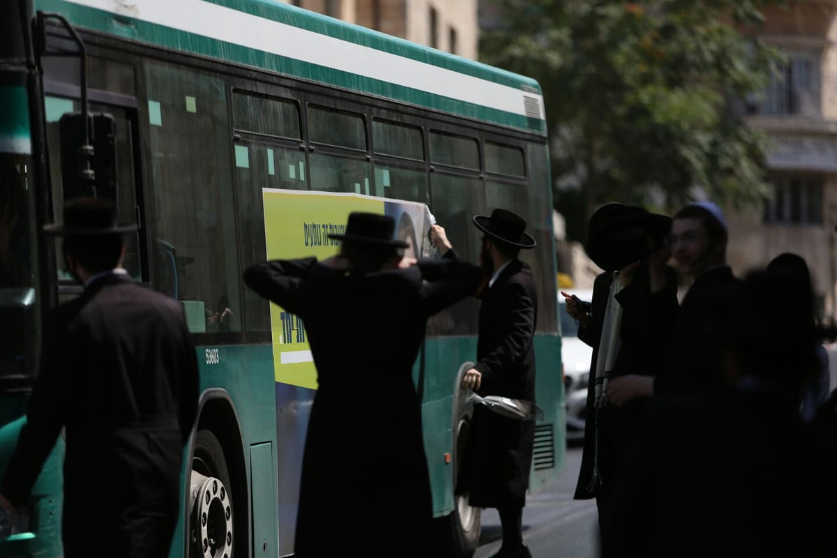 ה'סמויים' עצרו צעיר נוסף שתלש את שלטי עזריה מאוטובוס