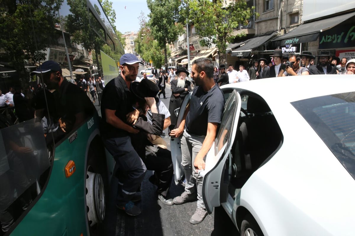 ה'סמויים' עצרו צעיר נוסף שתלש את שלטי עזריה מאוטובוס