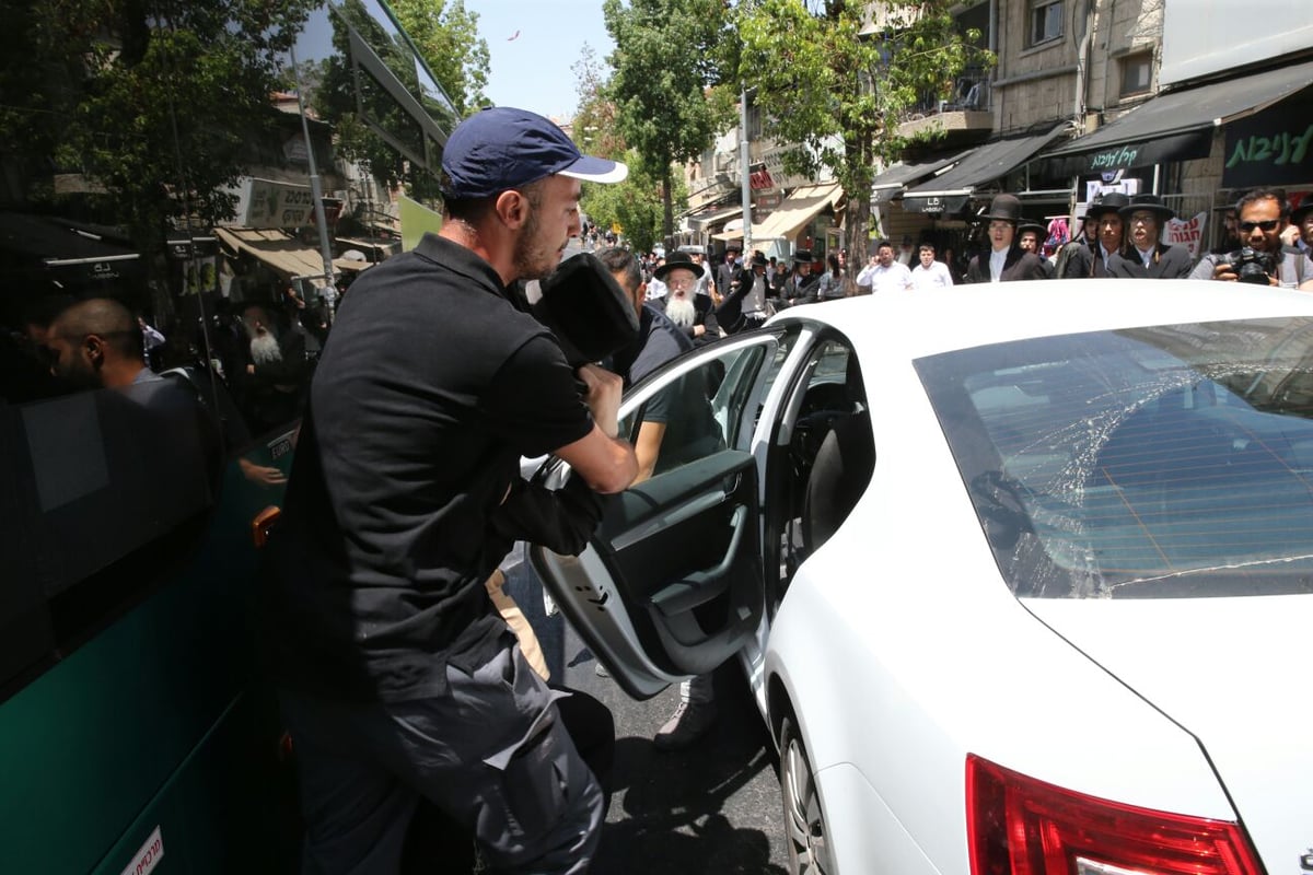 ה'סמויים' עצרו צעיר נוסף שתלש את שלטי עזריה מאוטובוס