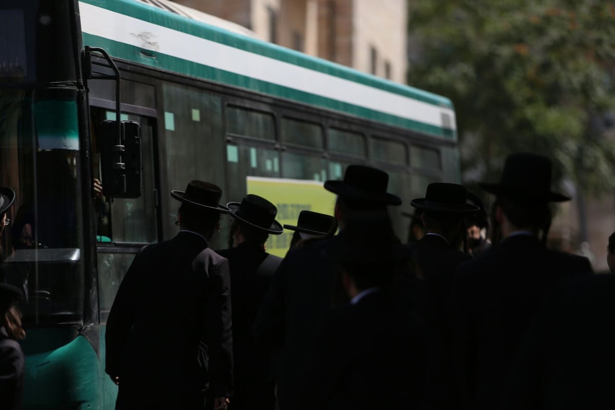 ה'סמויים' עצרו צעיר נוסף שתלש את שלטי עזריה מאוטובוס