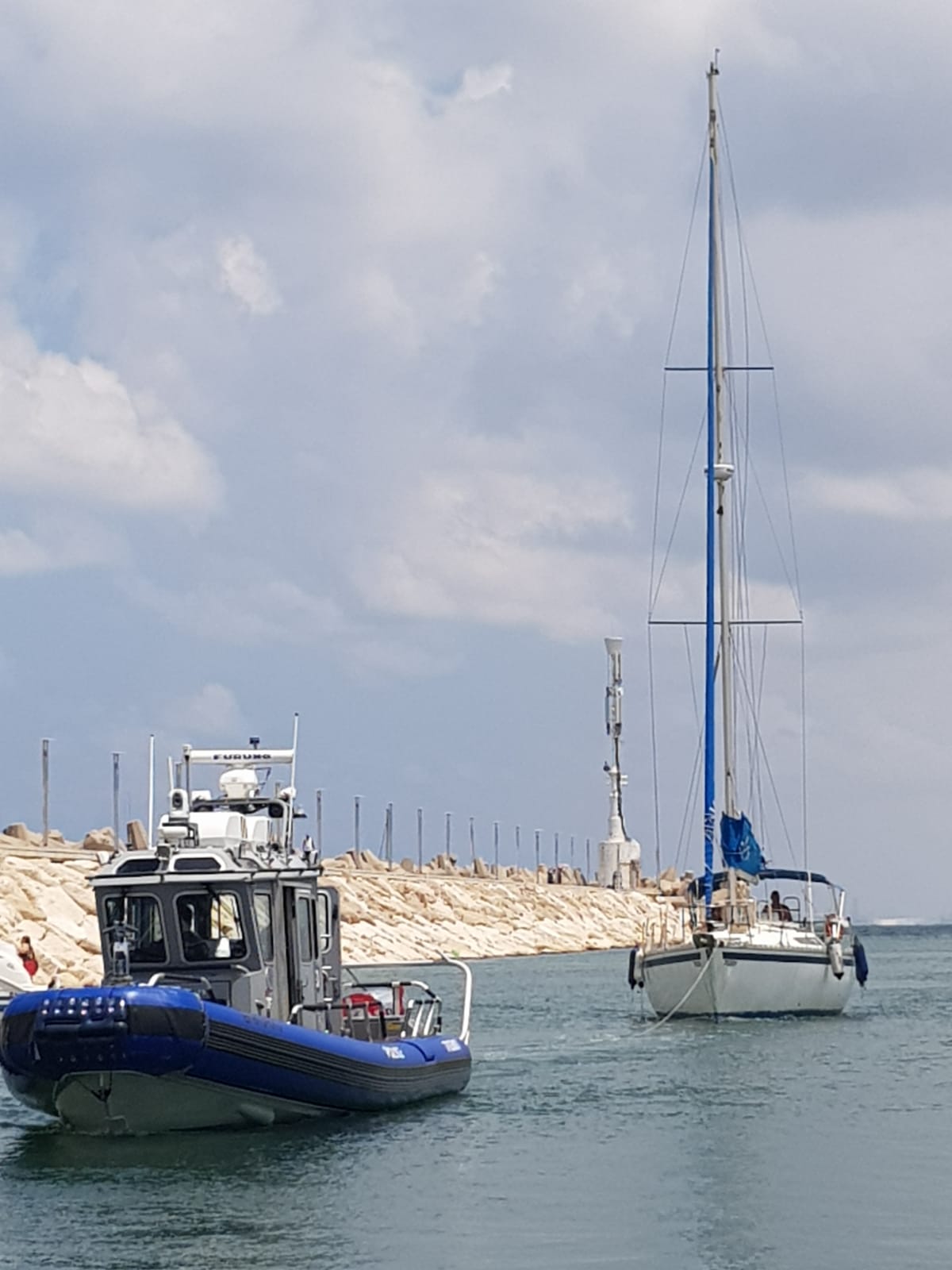 היכאטה נתקעה וחולצה בידי השוטרים • צפו