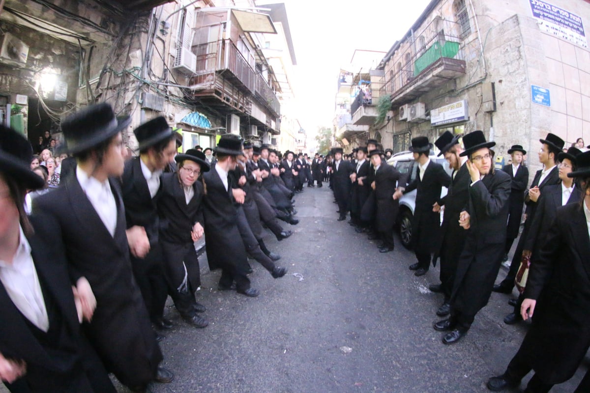 שמחת הכנסת ספר תורה בדושינסקיא • צפו