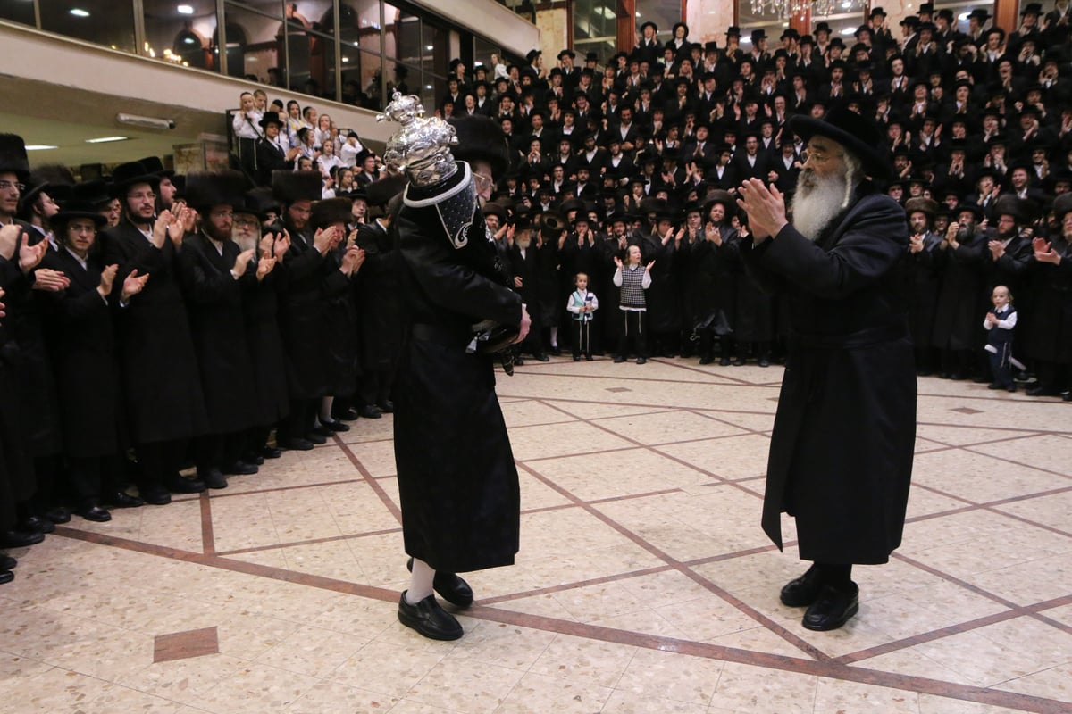 שמחת הכנסת ספר תורה בדושינסקיא • צפו