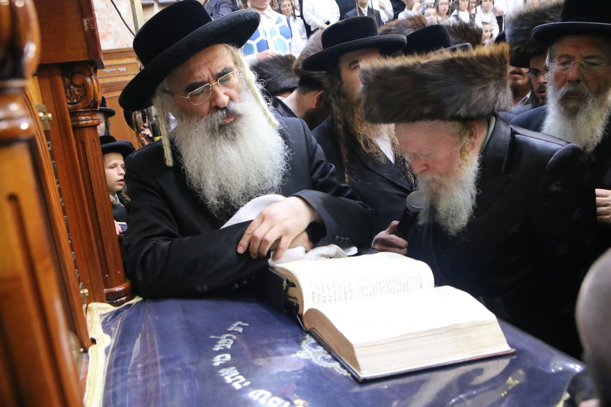 שמחת הכנסת ספר תורה בדושינסקיא • צפו