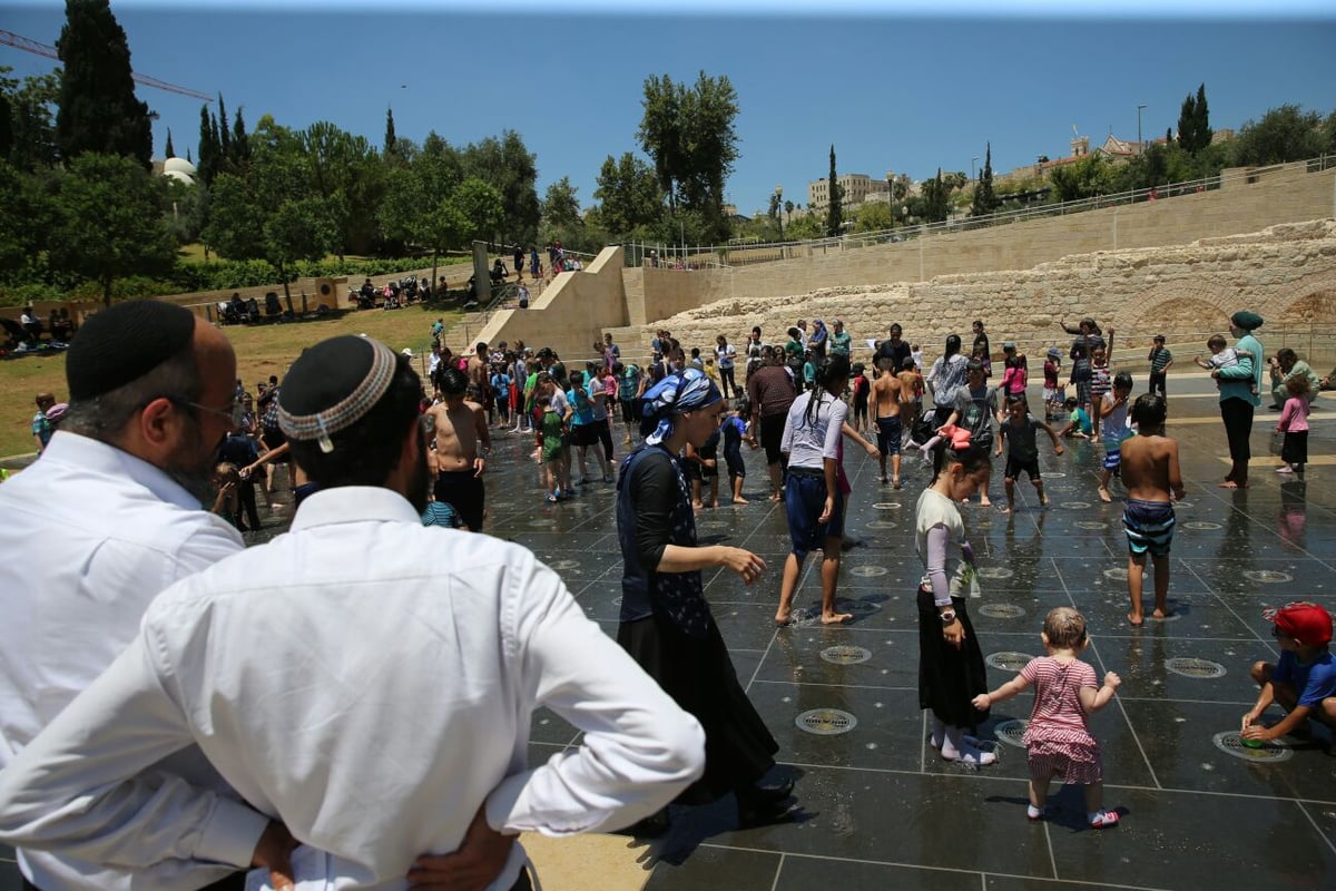 כך ילדי ירושלים מתמודדים עם החום • צפו