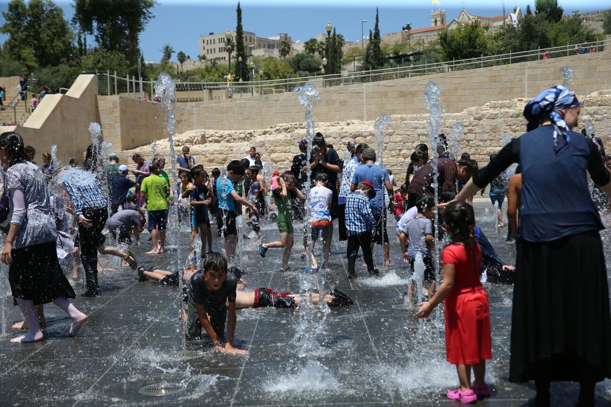 כך ילדי ירושלים מתמודדים עם החום • צפו