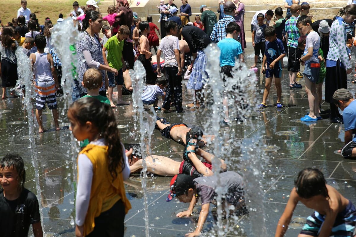 כך ילדי ירושלים מתמודדים עם החום • צפו