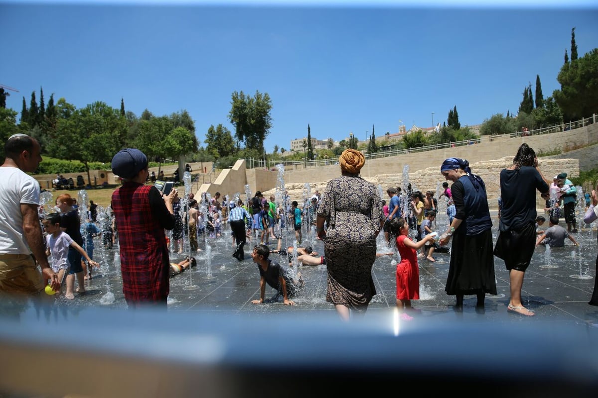 כך ילדי ירושלים מתמודדים עם החום • צפו