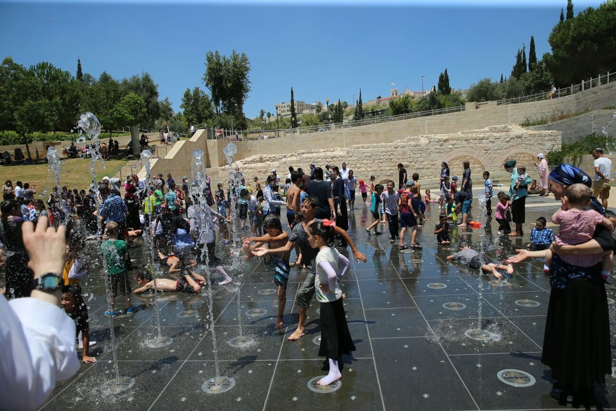 כך ילדי ירושלים מתמודדים עם החום • צפו