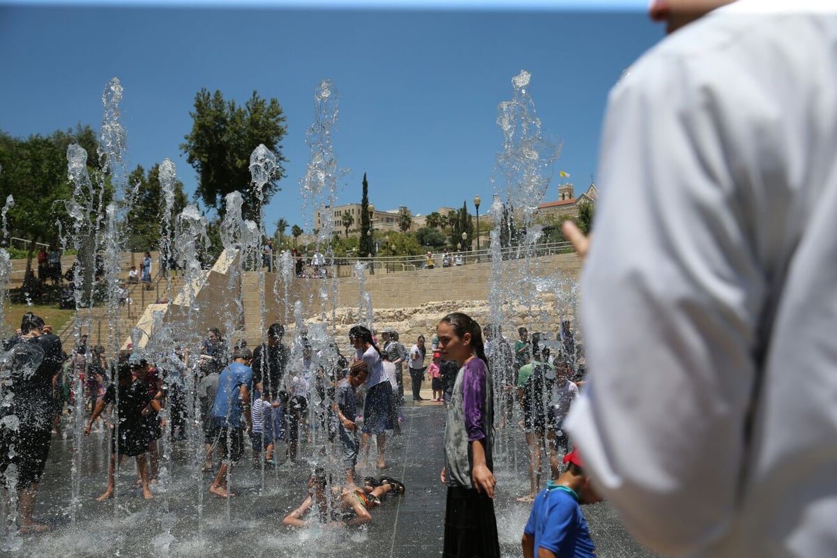 כך ילדי ירושלים מתמודדים עם החום • צפו