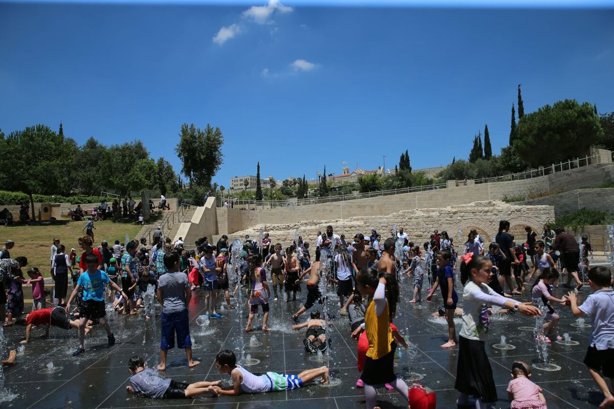 כך ילדי ירושלים מתמודדים עם החום • צפו