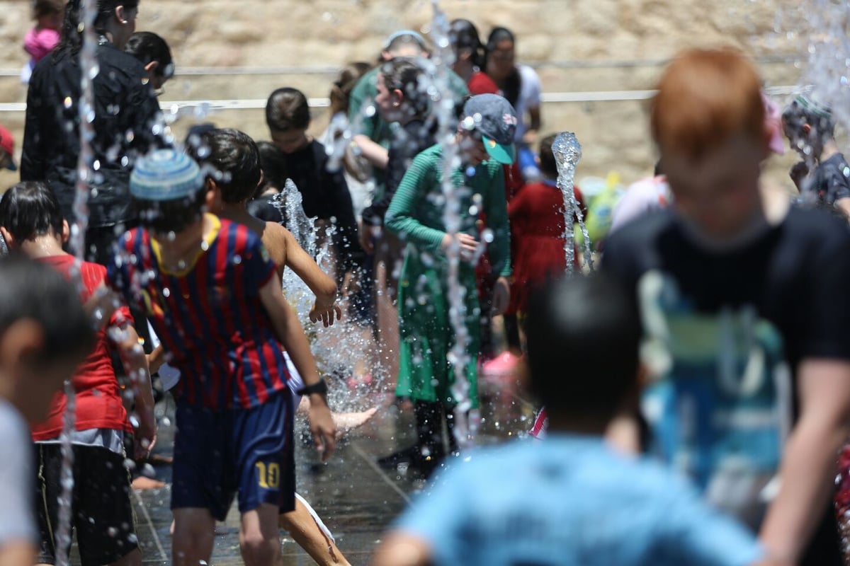 כך ילדי ירושלים מתמודדים עם החום • צפו