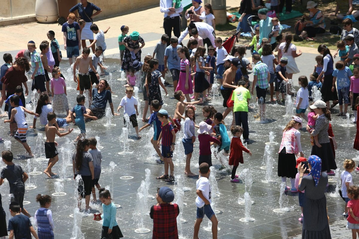 כך ילדי ירושלים מתמודדים עם החום • צפו